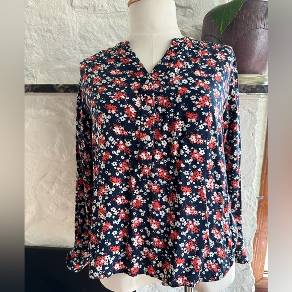 Floral printed button up top. - Picture 5 of 8